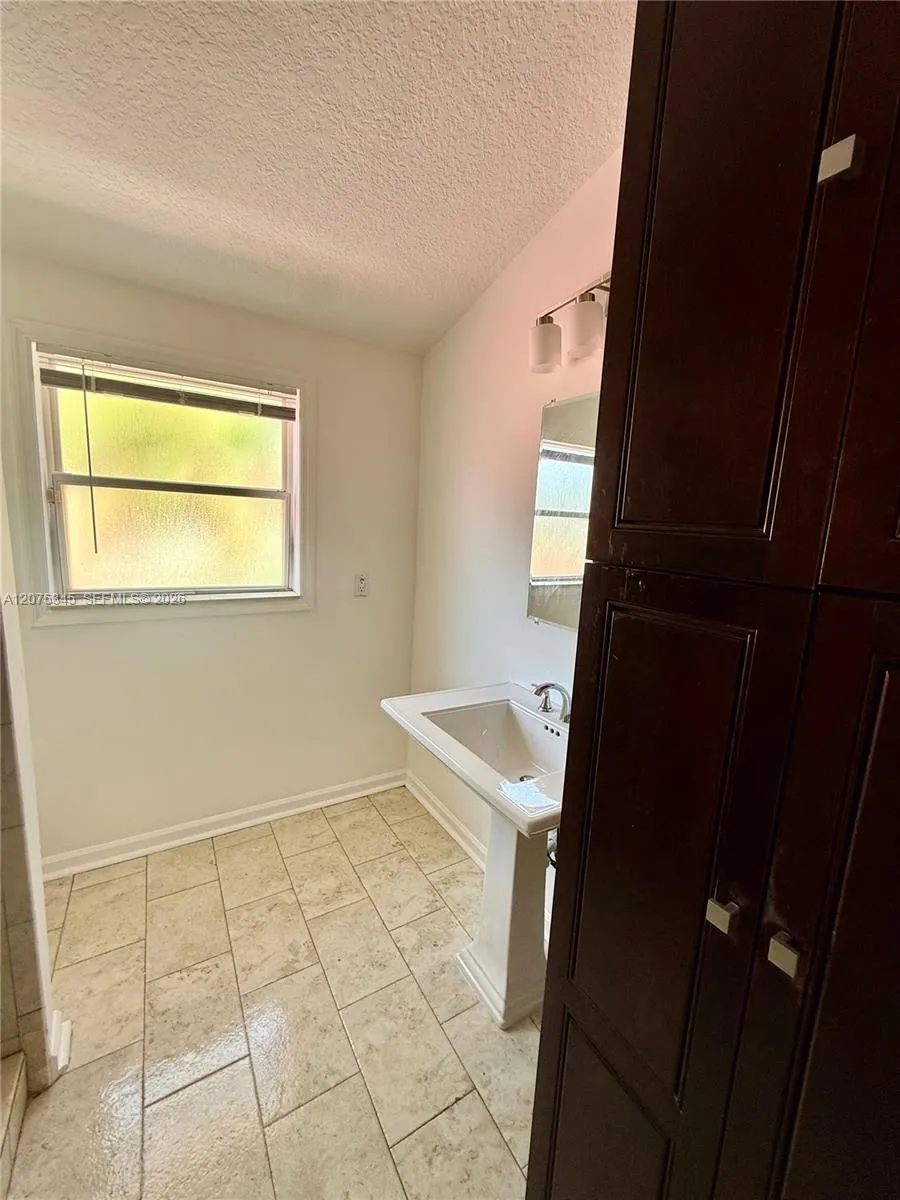 1094 SE 6th Ave #1094 Dania Beach, FL 33004
