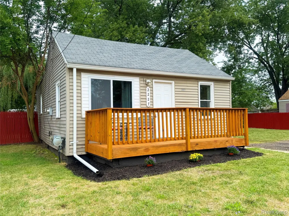 2227 E Boatfield Avenue Burton City, MI 48529