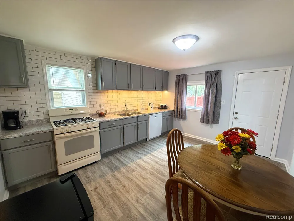 2227 E Boatfield Avenue Burton City, MI 48529