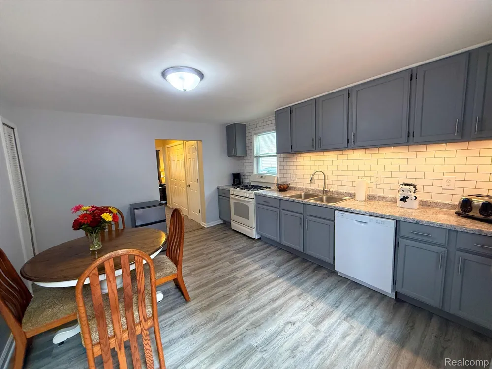 2227 E Boatfield Avenue Burton City, MI 48529