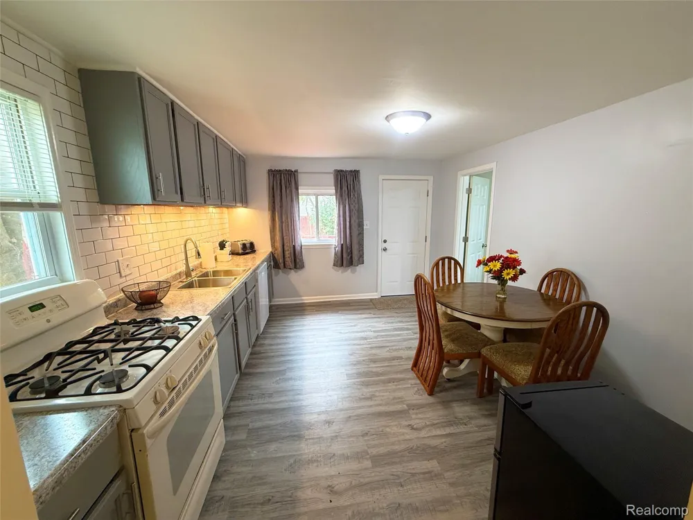 2227 E Boatfield Avenue Burton City, MI 48529