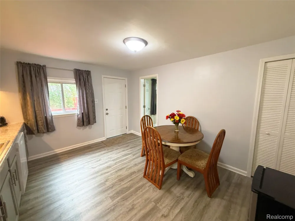 2227 E Boatfield Avenue Burton City, MI 48529