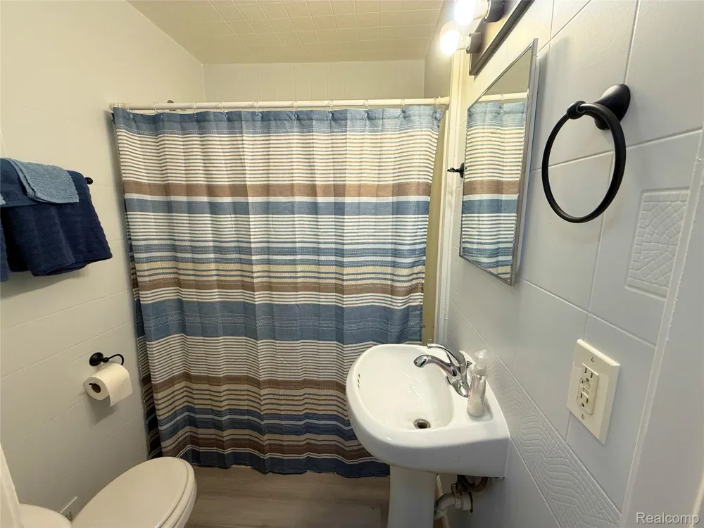 2227 E Boatfield Avenue Burton City, MI 48529