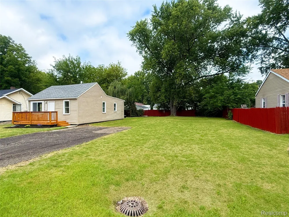 2227 E Boatfield Avenue Burton City, MI 48529