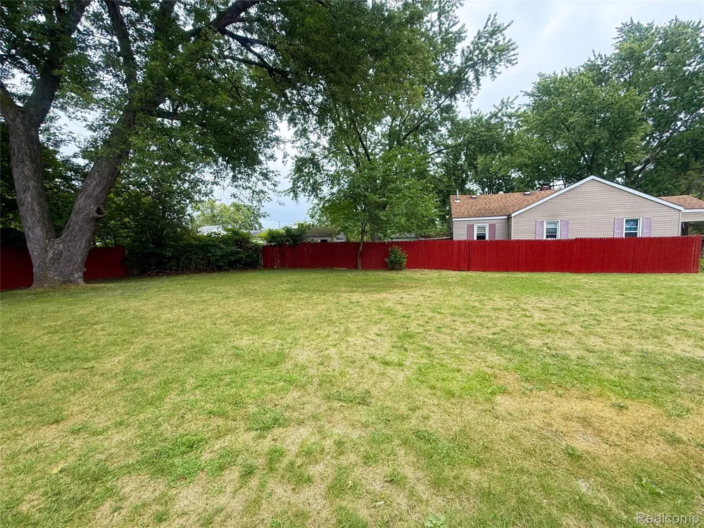 2227 E Boatfield Avenue Burton City, MI 48529