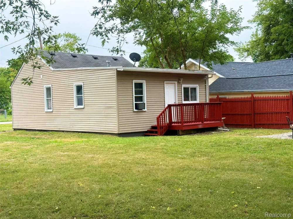 2227 E Boatfield Avenue Burton City, MI 48529