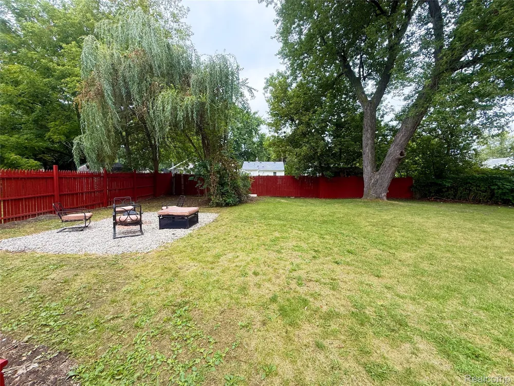 2227 E Boatfield Avenue Burton City, MI 48529