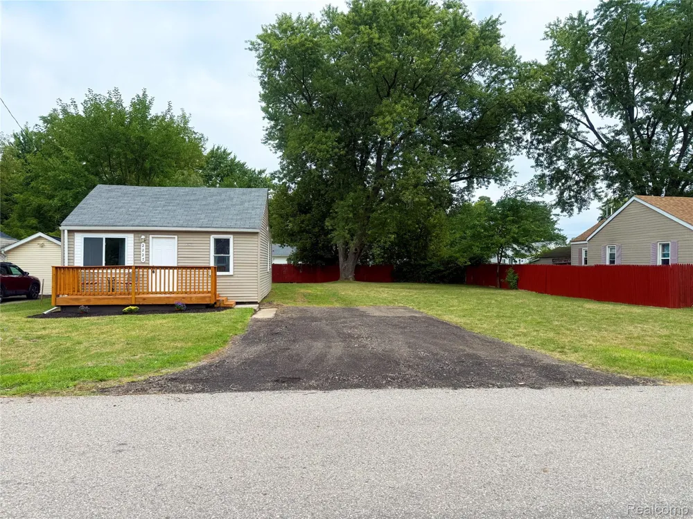 2227 E Boatfield Avenue Burton City, MI 48529