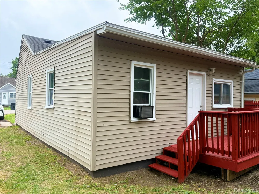2227 E Boatfield Avenue Burton City, MI 48529