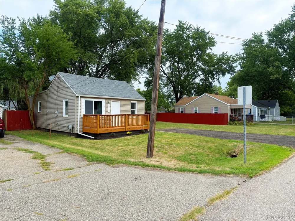 2227 E Boatfield Avenue Burton City, MI 48529