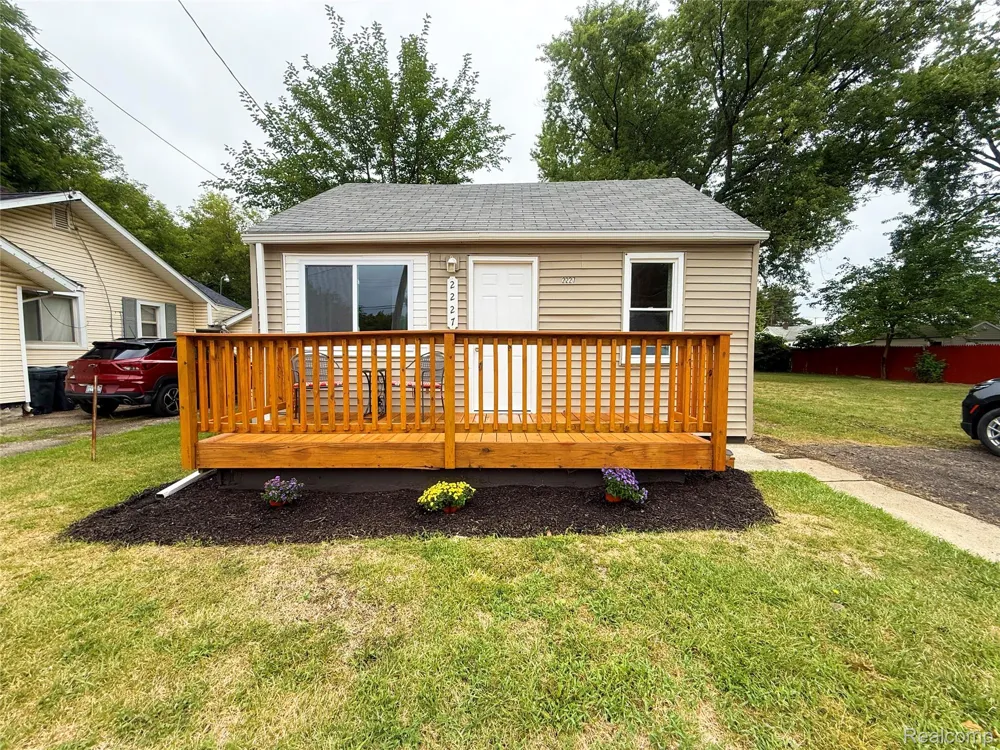 2227 E Boatfield Avenue Burton City, MI 48529