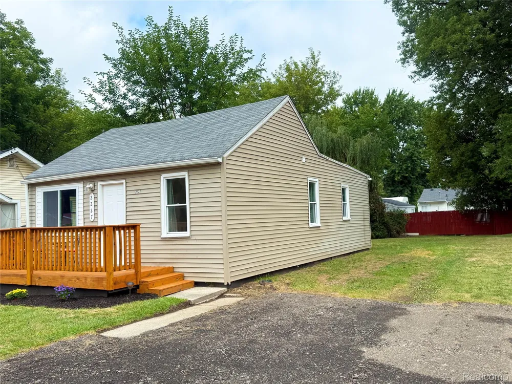 2227 E Boatfield Avenue Burton City, MI 48529
