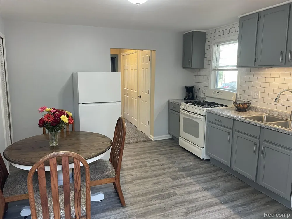2227 E Boatfield Avenue Burton City, MI 48529