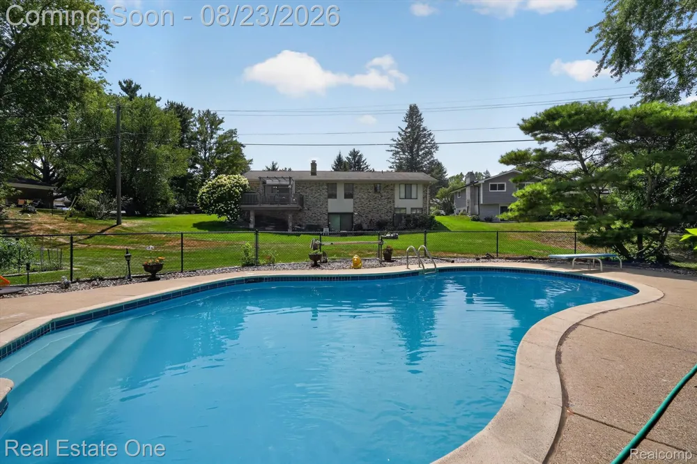 219 Allen Lake Drive White Lake Charter Township, MI 48386