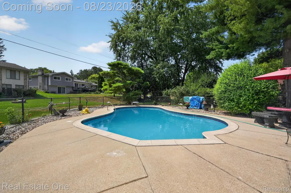 219 Allen Lake Drive White Lake Charter Township, MI 48386