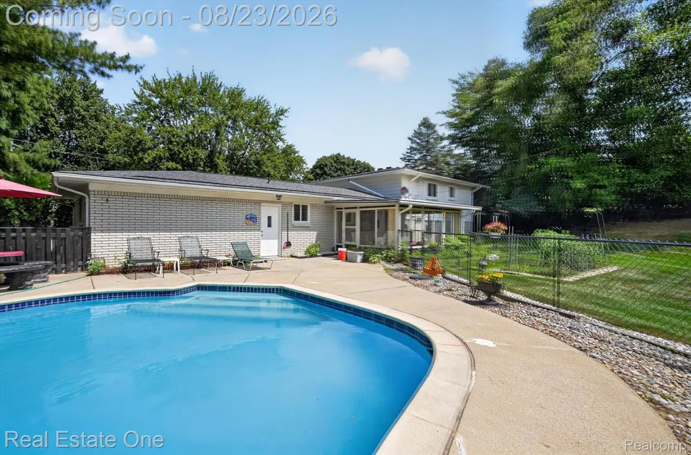 219 Allen Lake Drive White Lake Charter Township, MI 48386