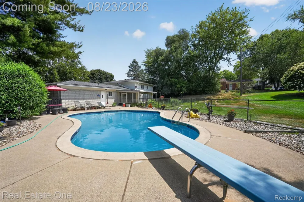 219 Allen Lake Drive White Lake Charter Township, MI 48386
