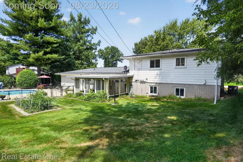 219 Allen Lake Drive White Lake Charter Township, MI 48386
