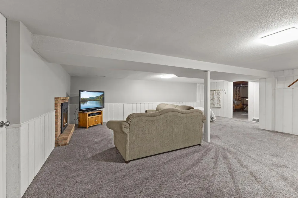 9725 Queen Road Bloomington, MN 55431