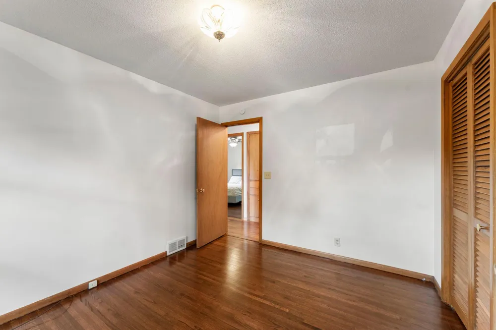 9725 Queen Road Bloomington, MN 55431