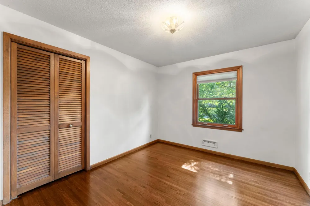 9725 Queen Road Bloomington, MN 55431