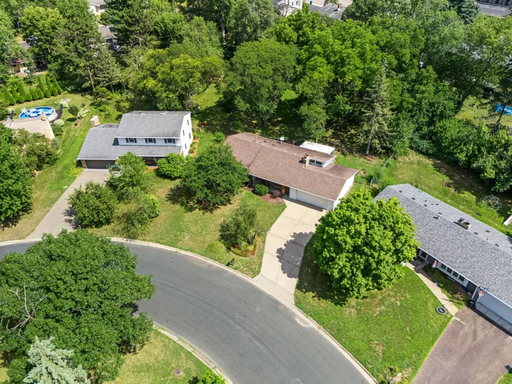 9725 Queen Road Bloomington, MN 55431