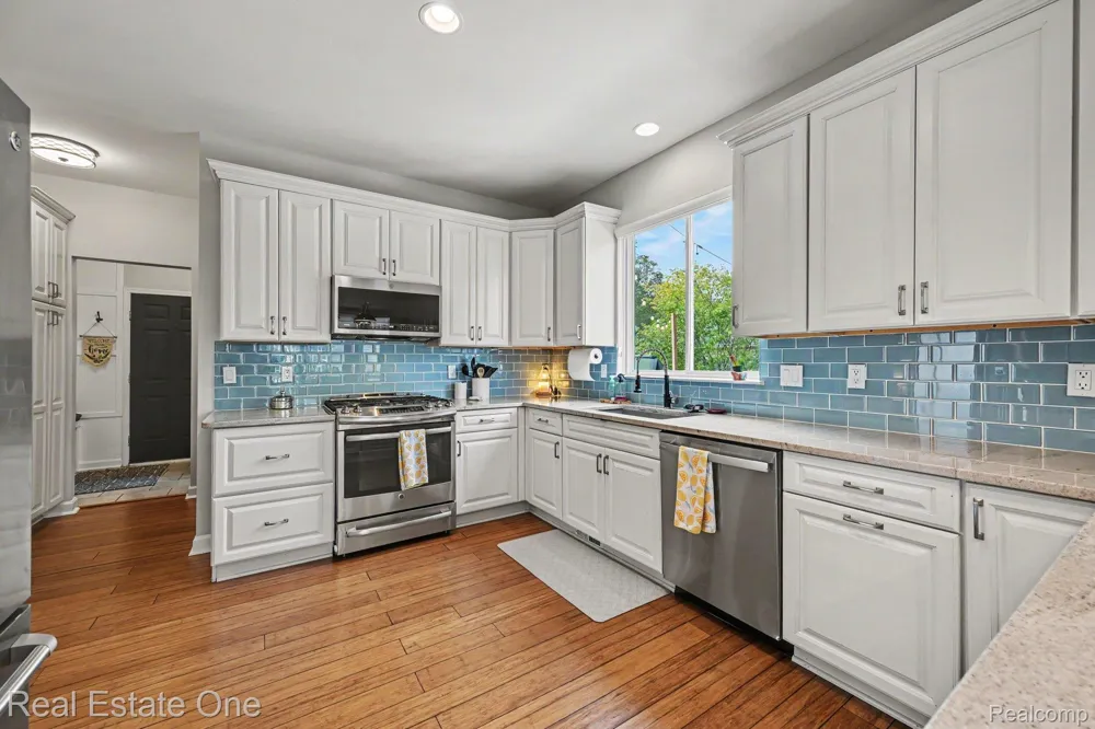 2095 Warbler Court Commerce Charter Township, MI 48382