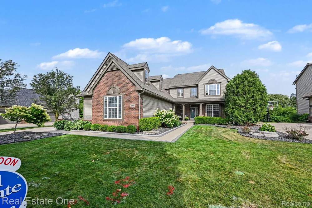 2095 Warbler Court Commerce Charter Township, MI 48382