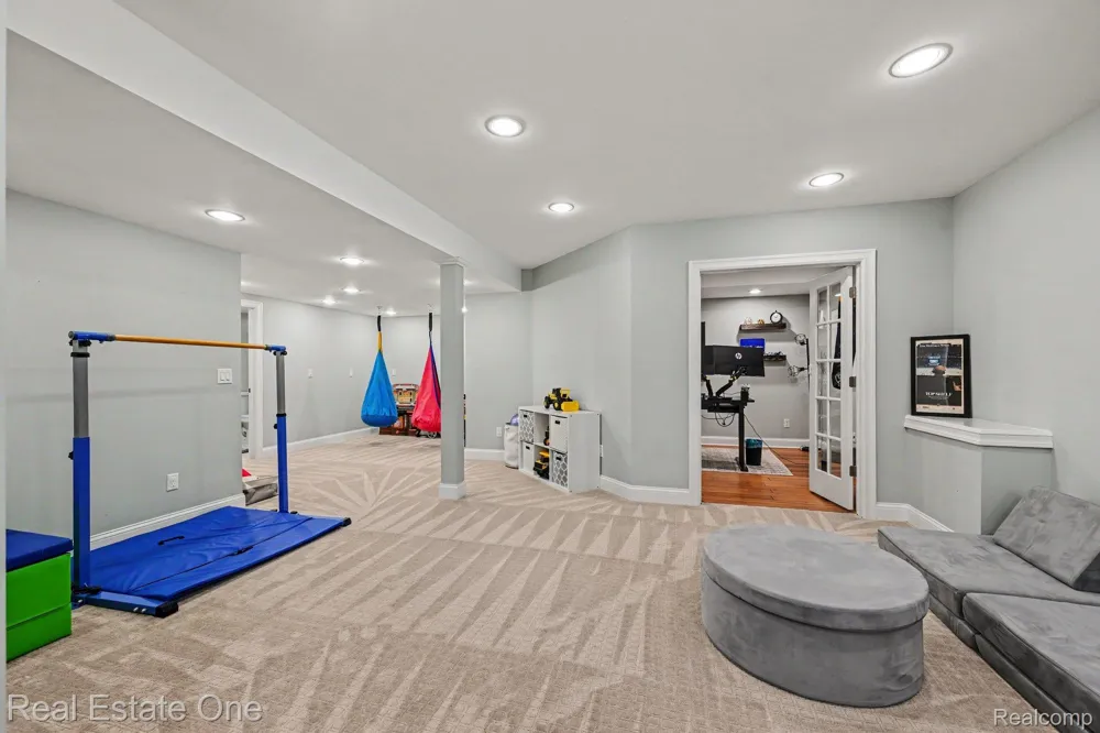 2095 Warbler Court Commerce Charter Township, MI 48382