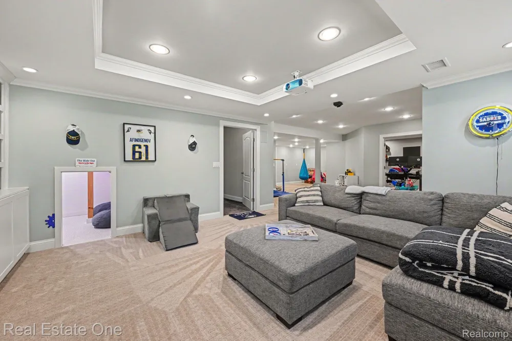2095 Warbler Court Commerce Charter Township, MI 48382