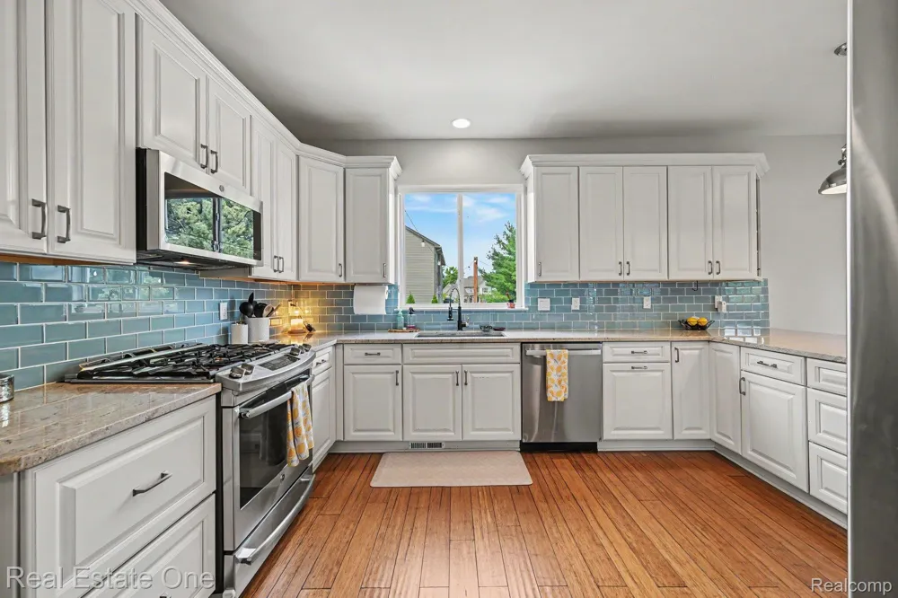 2095 Warbler Court Commerce Charter Township, MI 48382