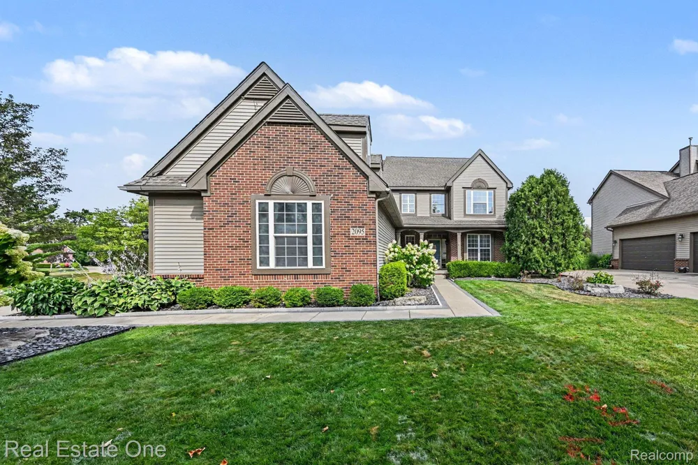 2095 Warbler Court Commerce Charter Township, MI 48382