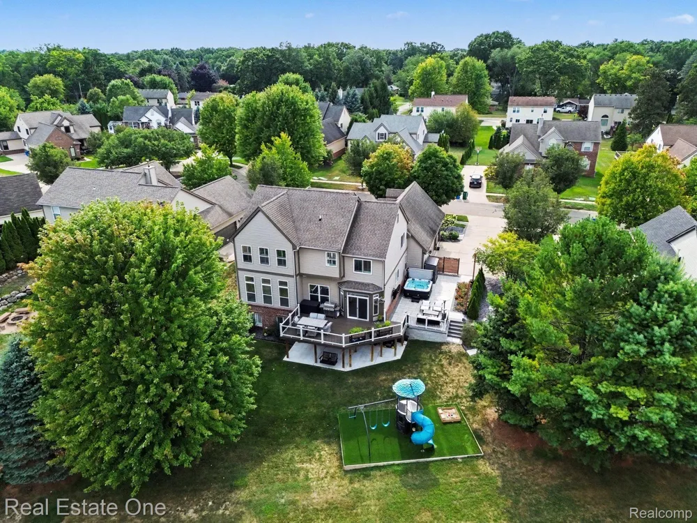 2095 Warbler Court Commerce Charter Township, MI 48382