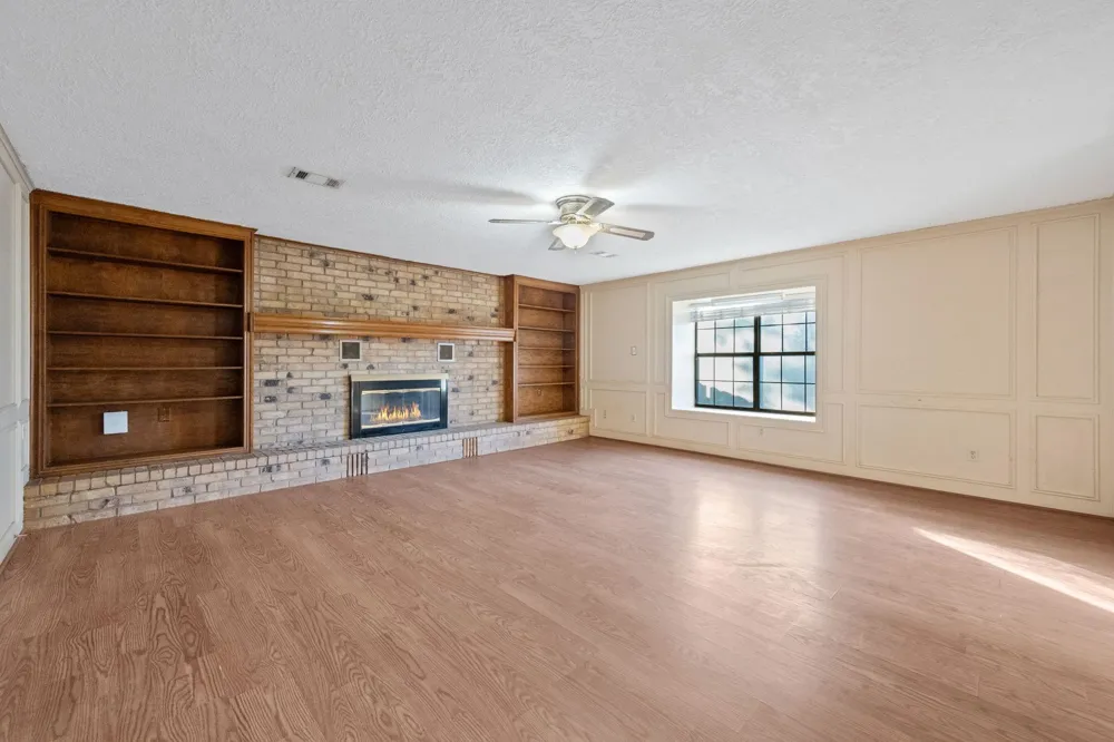 210 E Waring Street Dayton, TX 77535