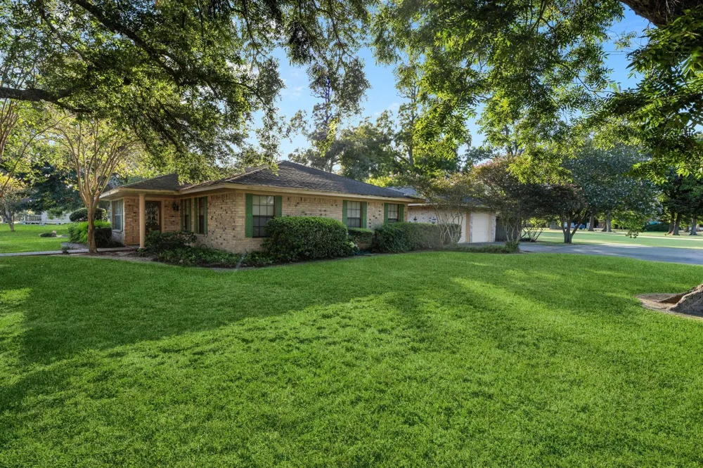 210 E Waring Street Dayton, TX 77535