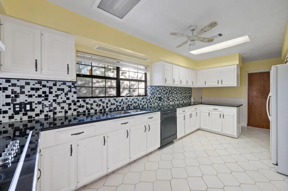 210 E Waring Street Dayton, TX 77535