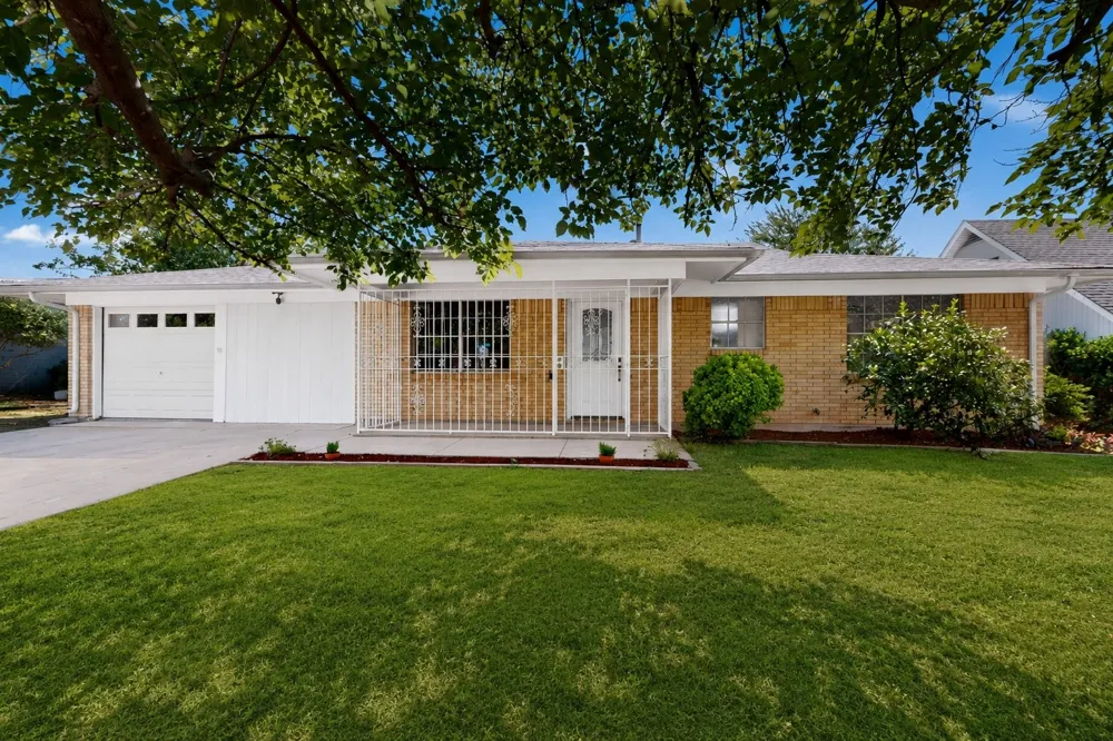 5451 Lubbock Avenue Fort Worth, TX 76133