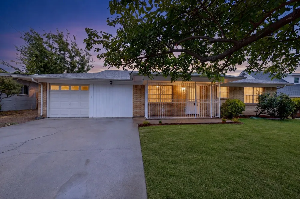 5451 Lubbock Avenue Fort Worth, TX 76133