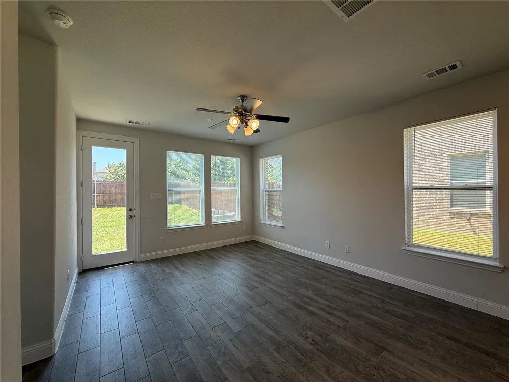 588 Hutchinson Lane Lewisville, TX 75077