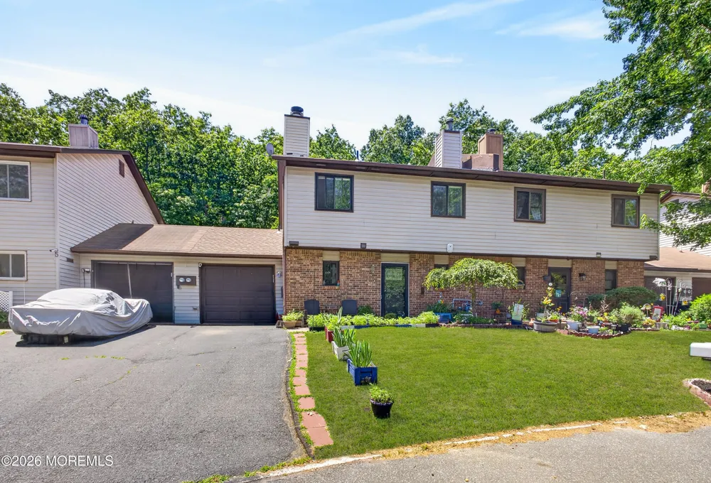 6 Swan Road Howell, NJ 07731