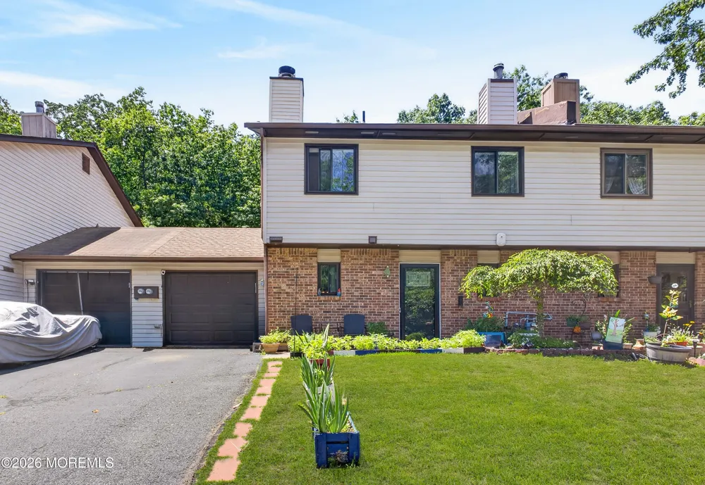 6 Swan Road Howell, NJ 07731