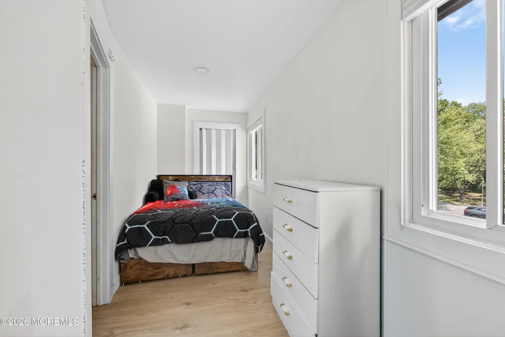 6 Swan Road Howell, NJ 07731