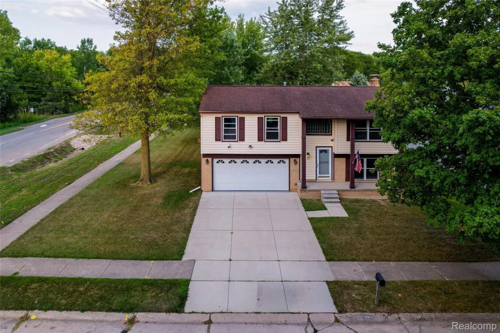 201 Charterhouse Drive Canton Charter Township, MI 48188
