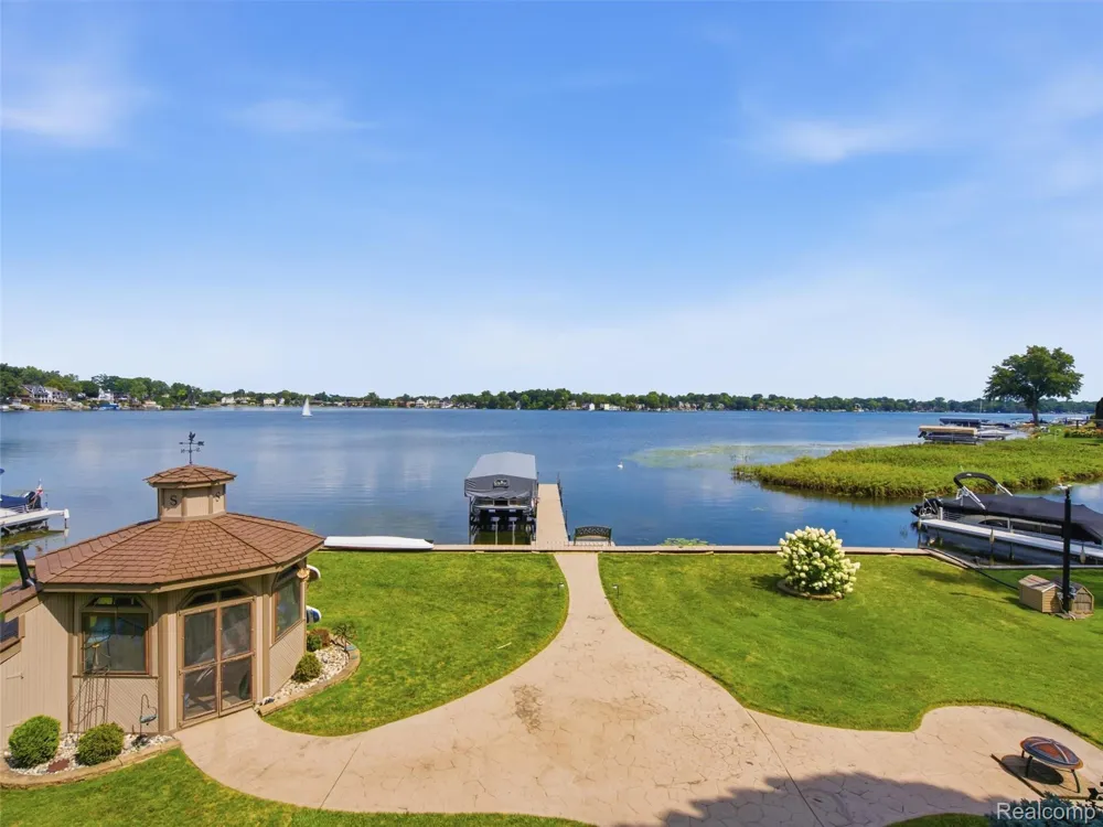 12067 Torrey Road Fenton Charter Township, MI 48430