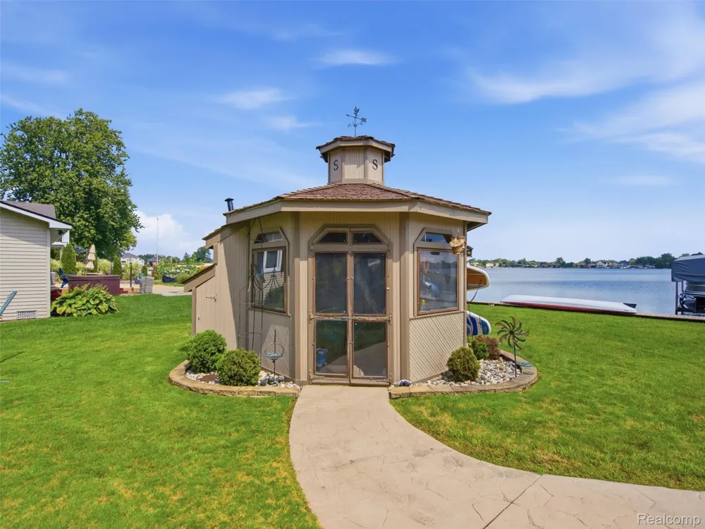 12067 Torrey Road Fenton Charter Township, MI 48430