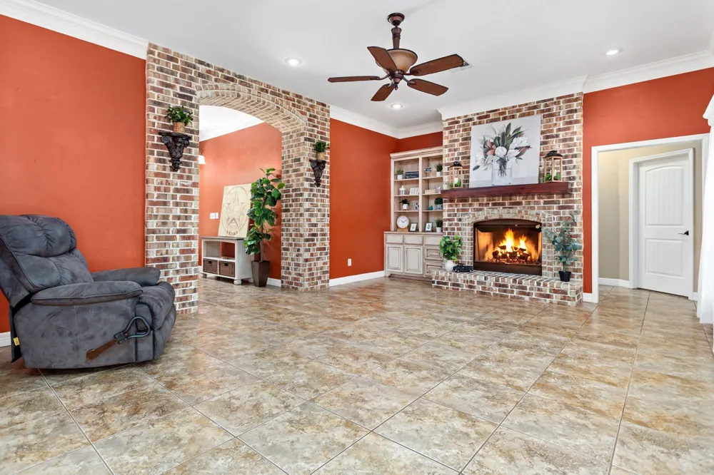 141 County Road 889 Buna, TX 77612