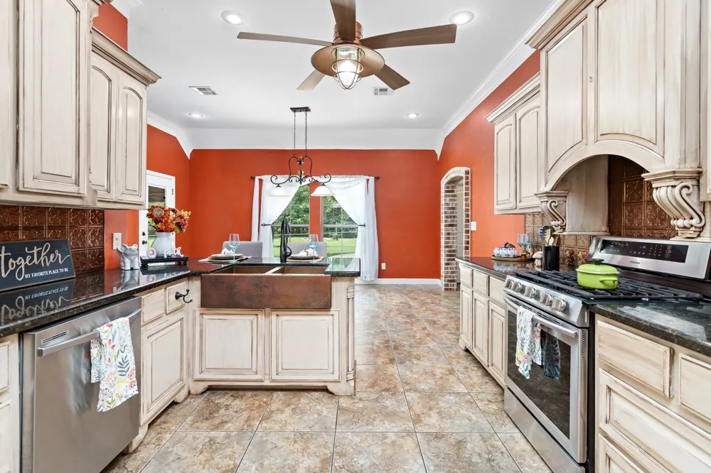 141 County Road 889 Buna, TX 77612