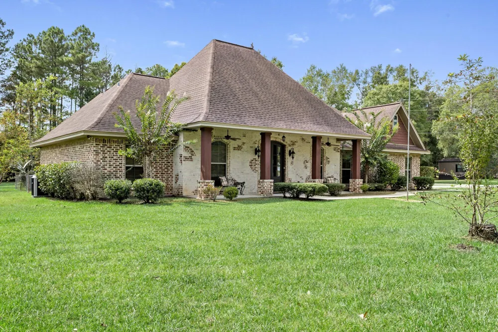 141 County Road 889 Buna, TX 77612