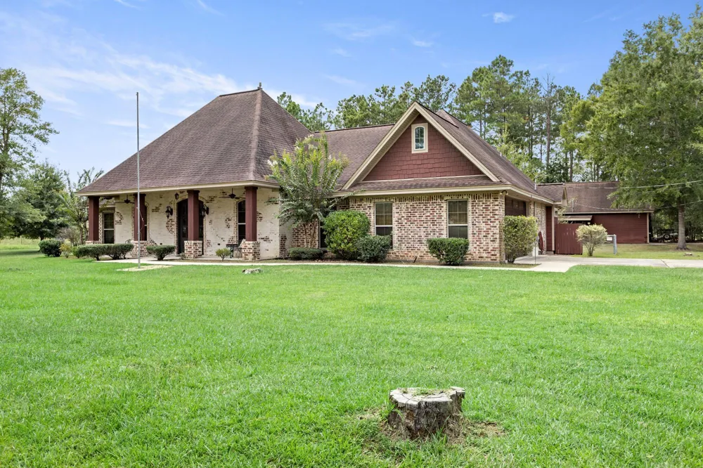 141 County Road 889 Buna, TX 77612