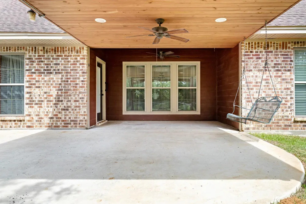 141 County Road 889 Buna, TX 77612